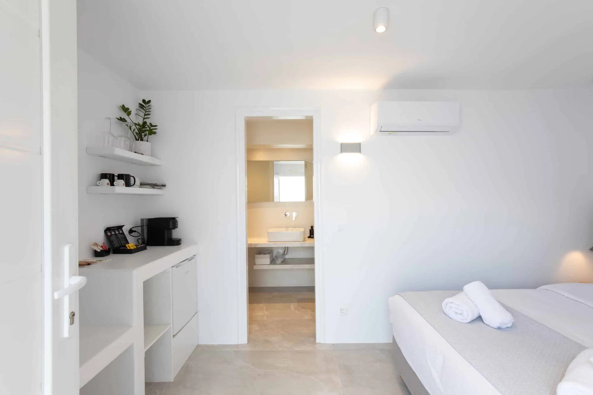 Double Room · Room with coffee corner and view into the bathroom